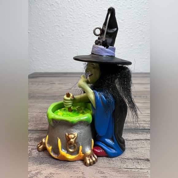 HALLMARK Keepsake Vintage 2004 NIB Halloween Ornament Witch MATILDA, THE COOK! - Picture 5 of 8